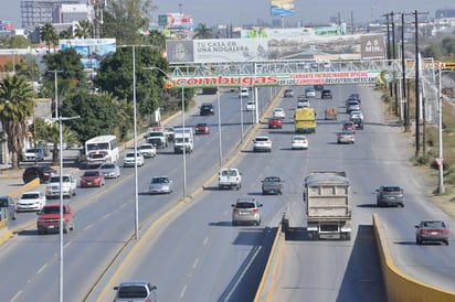 De acuerdo a información de la Secretaría de Comunicaciones y Transportes el parque vehicular que circula de manera diaria, es decir los 25 mil automóviles, se compone en un 55% por particulares, un 20% es de carga y 25 % más es de pasajeros. (ARCHIVO)