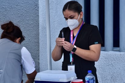 A Torreón llegaron vacunas contra el COVID-19 para completar esquemas del personal de salud. (ARCHIVO)