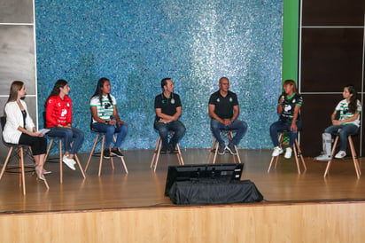 Los encargados de darles la bienvenida oficial a las nuevas jugadoras del Santos Laguna Femenil, fueron el propio estratega albiverde, Jorge Campos y el Director de Fuerzas Básicas del club, Lalo Fentanes. (ESPECIAL)