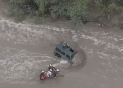 Bomberos celebraron que el rescate fue exitoso y nadie resultó herido. (INTERNET)