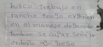 El hombre de 44 años, elaboró varios CV en hojas de cuaderno para después pegarlos en su ciudad con la finalidad de encontrar empleo (ESPECIAL) 