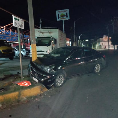 El automóvil señalado como responsable es un Nissan Versa, color negro, modelo 2018, que era conducido por Roberto de 33 años de edad. (EL SIGLO DE TORREÓN)