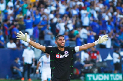 Parece ser que la mala racha de Cruz Azul terminó, ya que luego de conseguir el título del Guardianes 2021 ante Santos Laguna, suman un nuevo título, se coronan como Campeón de Campeones ante León. (JAM MEDIA) 