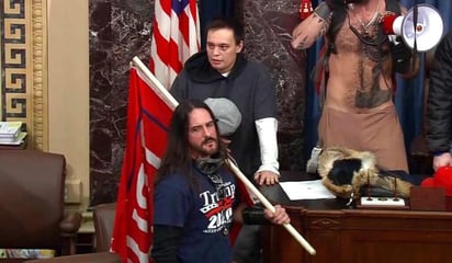 Un hombre de Florida que irrumpió en el Senado de Estados Unidos con una bandera de campaña del expresidente Donald Trump se convertirá en la primera persona que participó en los disturbios del 6 de enero en el Capitolio en ser sentenciada por un crimen, en una audiencia que ayudará a establecer un punto de referencia para el castigo en casos similares. (ESPECIAL) 