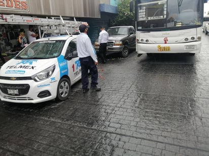 La unidad se desplazaba de oriente a poniente por la avenida Hidalgo y antes de llegar a la intersección mencionada, su conductor perdió el control del volante y se impactó contra una camioneta Ford Ranger gris.
(EL SIGLO DE TORREÓN)