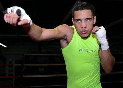 El campeón mundial Superpluma WBC, Oscar Valdez, autor de un nocaut impresionante para conquistar el cinturón contra Miguel Berchelt anunció la primera defensa de su título. El campeón invicto y dos veces olímpico mexicano hará su regreso a casa en el desierto. (ESPECIAL)