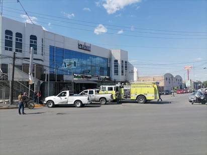 Se movilizan cuerpos de prevención, auxilio y rescate por incendio en restaurante de Gómez Palacio. (EL SIGLO DE TORREÓN)