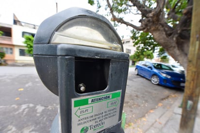 Daños en su mecanismo, partes incompletas y hasta elementos vandalizados forman parte de las características que actualmente posee una gran parte de los parquímetros de la zona Centro de Torreón. (ERICK SOTOMAYOR)