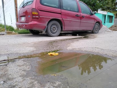 Siguen los brotes del drenaje en diversas calles de la colonia Campo Nuevo Zaragoza de Torreón, vecinos piden al Simas que se lleve a cabo una revisión a mayor profundidad en el sistema de drenaje sanitario, especialmente en los alrededores del terreno de capacitación pluvial en la calle Campo de Jazmines. (ROBERTO ITURRIAGA)