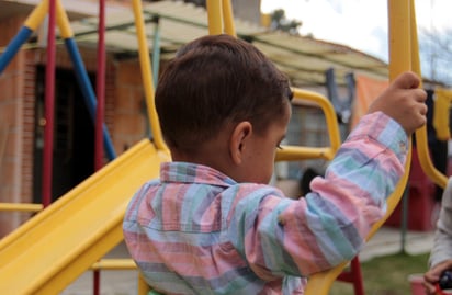 La pandemia de coronavirus ha dejado una estela de dolor y muerte. La situación cobra dimensiones más graves cuando los niños pierden a uno o dos de sus padres o tutores. México, de acuerdo con un estudio publicado por la revista 'The Lancet', es el país con más menores huérfanos debido a la pandemia. (ARCHIVO)