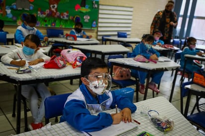 El presidente López Obrador reiteró que es partidario de que a finales de agosto se regrese a clases, pues indicó que 'ya no es conveniente' que se continúe con clases a distancia. (ARCHIVO)