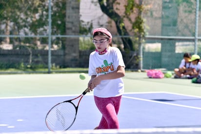 Una aventura deportiva durante el verano, están experimentando decenas de pequeños laguneros que toman parte en el Kikapú Summer Camp 2021, que tiene como sede el Club Altozano de esta ciudad, donde los pequeños se activan durante sus vacaciones escolares.
