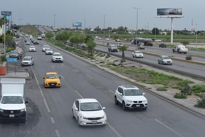 Pasan los meses y el periférico de Torreón sigue encabezando la lista de cruceros y vialidades con mayor incidencia de percances de tráfico, esto pese a las constantes campañas y acciones de vigilancia de parte de las autoridades municipales y hasta estatales. (JESÚS GALINDO)