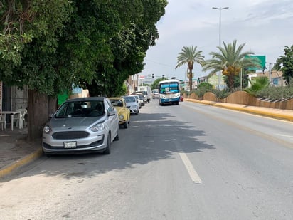 Son filas de vehículos estacionados las que ocupan el carril de baja circulación en el Revolución. (ÉRICK SOTOMAYOR)