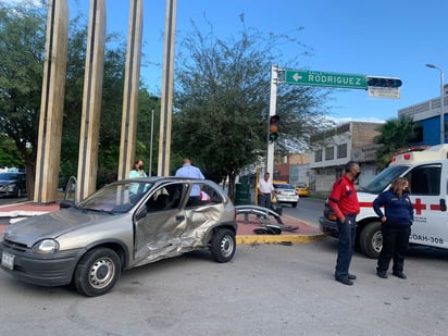 Una camioneta de la marca Chevrolet Equinox se impactó contra el costado de un automóvil Chevy frente a la colonia Moderna.