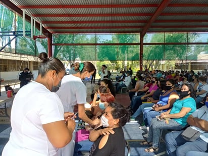  La organización para realizar la campaña masiva de vacunación es evidente, aunado a que se les da preferencia a las personas que llegan en sillas de ruedas o muletas, para una más rápida atención.
 (EL SIGLO DE TORREÓN)