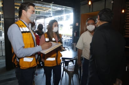 Personal de la Dirección de Protección Civil y Bomberos de Saltillo refuerzan los operativos en los diferentes giros comerciales.