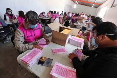 El Instituto Nacional Electoral (INE) y la Asociación de Instituciones Electorales de las Entidades Federativas (AIEEF) acordaron hoy sumar a los Organismos Públicos Locales (OPL) a la campaña promocional de la Consulta Popular que se realizará el próximo primero de agosto, a fin de que a través de sus plataformas institucionales convoquen a la ciudadanía de todo el país a participar en este ejercicio democrático. (ARCHIVO)