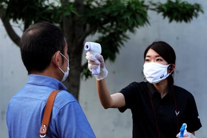 La carrera entre varias farmacéuticas para desarrollar un tratamiento en forma de pastilla contra la COVID-19 se está acelerando, con una firma japonesa iniciando los ensayos clínicos y sumándose a gigantes como Pfizer y MSD (Merck Sharp & Dohme). (ARCHIVO) 
