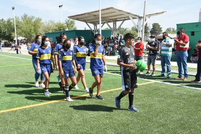 El astro chileno, naturalizado mexicano “Pony Ruiz” fue el invitado de honor del alcalde Enrique Soto Ojeda para arrancar la temporada infantil del deporte del balompié.

