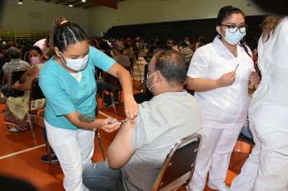 La Brigada Correcaminos informó que la proyección para la aplicación del inmunológico fue de cuatro mil 300 dosis por día en cada módulo, conforme a la primera dosis aplicada a este segmento social.

