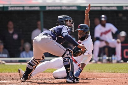 Elevado de sacrificio de Bobby Bradley en la octava entrada coronó la remontada de Cleveland y dio a los Indios un triunfo de 3-2 esta tarde sobre los Rays de Tampa Bay, lo que frenó la racha de 11 derrotas seguidas de los Indios ante los Rays. (ARCHIVO)
