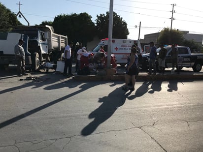 El accidente ocurrió minutos después de las 9:00 de la mañana de este lunes sobre el bulevar Laguna Sur, justo frente a la entrada del Panteón.
(EL SIGLO DE TORREÓN)