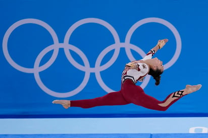 Las gimnastas de Alemania enviaron un mensaje en contra de los uniformes que creen que explotan su sexualidad al competir en Tokio con uno que les cubre las piernas hasta el tobillo. (AP)