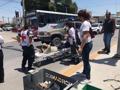 Tras tropezar perdió el equilibrio y cayó sobre la carpeta asfáltica, donde presuntamente fue golpeado por un camión que pasaba por el lugar, del cual no se proporcionaron mayores características.
(EL SIGLO DE TORREÓN)