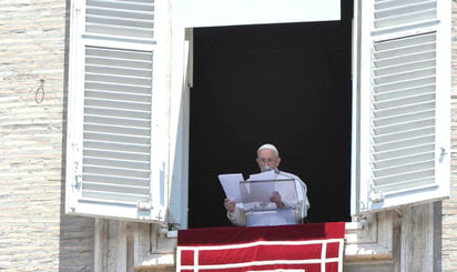 Un cardenal que habría convencido a un subordinado de que les mintiese a los fiscales. Abogados y agentes que habrían convencido al número dos del Vaticano de que aprobase un desastroso negocio inmobiliario. Una analista que compró artículos de Prada y de Louis Vuitton con dinero del Vaticano que supuestamente debía entregar a rebeldes que tenían a una monja como rehén. (ARCHIVO)