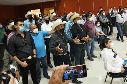 Ejidatarios irrumpieron en el recinto y a gritos reclamaron no haber sido tomados en cuenta para Agua Saludable para La Laguna. (FERNANDO COMPEÁN)