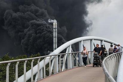 El alcalde de Leverkusen, Uwe Richrath, dijo que pensaba en las familias de las víctimas y que tenía la esperanza de que las cuatro personas desaparecidas fueran encontradas con vida.
(EFE)