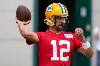 Aaron Rodgers llegó el martes por la mañana a las prácticas de los Packers de Green Bay al Lambeau Field en vísperas de la primera sesión de entrenamientos del equipo. (AP) 