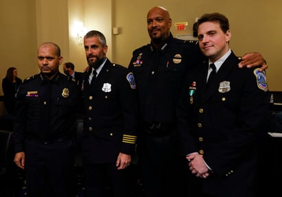 Vestidos de uniforme, cuatro agentes de policía testificaron este martes en la primera sesión del comité de la Cámara Baja de Estados Unidos que investiga el asalto al Capitolio del pasado 6 de enero por parte de una turba de seguidores del expresidente Donald Trump (2017-2021). (EFE) 
