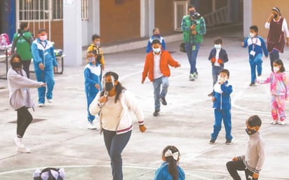 García Jiménez expuso que en Veracruz será responsabilidad de los padres si no envían a sus hijos a la escuela y recalcó, por enésima vez, que sus 20 años de experiencia como docente lo califican para asegurar que hay 'razones pedagógicas' para que los menores de edad vuelvan a las aulas.
(ARCHIVO)