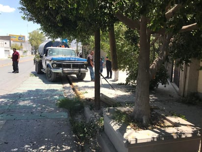 La unidad siniestrada es de la marca Ford, de modelo antiguo, color azul con blanco, con un tanque de almacenamiento de líquido, la cual era conducida por un masculino que se identificó como Carlos Omar. (EL SIGLO DE TORREÓN)
