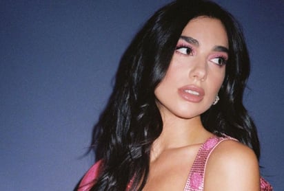 La cantante mostró su esbelta figura con un conjunto playero desde Instagram (@DUALIPA) 