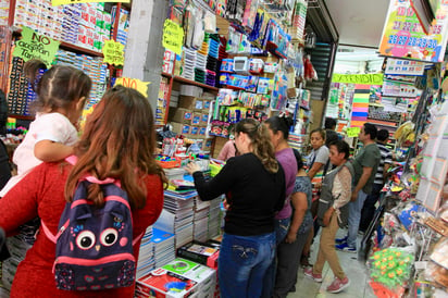 Debido a al alza de contagios COVID-19, por segunda ocasión no habrá Feria del Regreso a Clases en comercios de la zona centro de Saltillo, sin embargo, se espera un incremento de ventas en productos y artículos en comercios dedicados a este giro. (ARCHIVO)