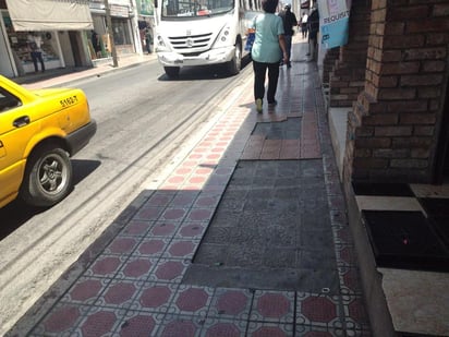 Y es que según señaló Juan Siller, falta mucha atención principalmente en la calle de Manuel Acuña entre Pérez Treviño y Juan Aldama, donde basta caminar unos cuantos metros para darse cuenta que desde hace muchos años no se ha pavimentado y por tal motivo mucha gente ya sufrió una caída, situación que al menos una vez al día se puede observar.
