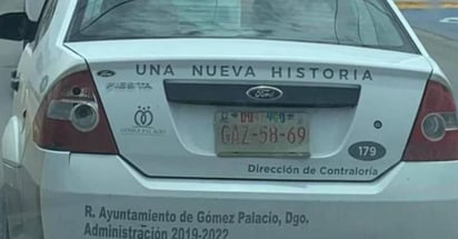 Auto oficial de Gómez Palacio circula con placas extemporáneas. (ESPECIAL)