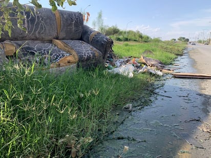 Además de las aguas negras, reportan tiradero de basura. (EL SIGLO DE TORREÓN)