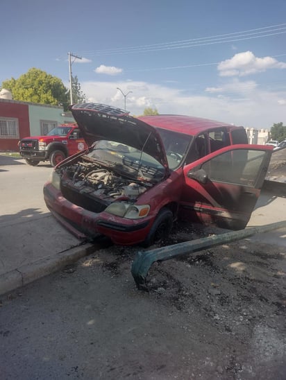 La unidad siniestrada es de la marca Chevrolet, línea Venture, color rojo, modelo 2001, que era conducida por una femenina que se identificó como Verónica de 21 años de edad.
(EL SIGLO DE TORREÓN)