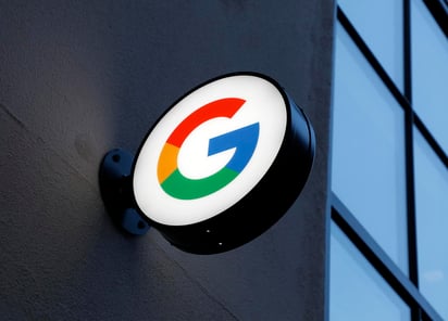 Google ha aplazado hasta mediados de octubre el regreso a la oficina de la mayoría de sus trabajadores y requerirá que todos estén vacunados contra el COVID-19 para cuando reabra sus enormes instalaciones en el intento de combatir la variante delta. (ARCHIVO) 