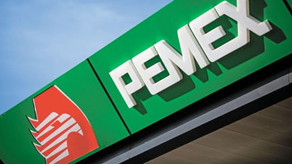 La agencia rebajó el martes la calificación de Pemex de Ba2 a Ba3 con perspectiva negativa porque estimó que la necesidad de liquidez aumentará 'en los próximos tres años debido a los altos niveles de vencimiento de deuda'.
(ARCHIVO)