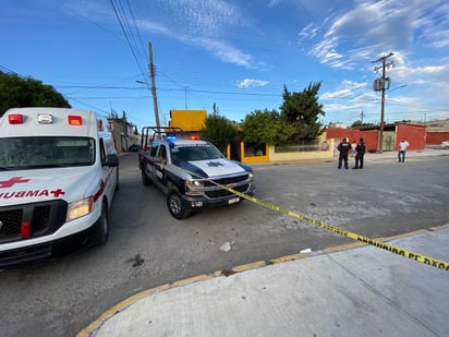 Cuando pretendía salir a trabajar una persona se encontró con el cuerpo sin vida de un hombre ubicado en el patio de su casa la mañana de este miércoles en la colonia Centenario. (EL SIGLO DE TORREÓN)