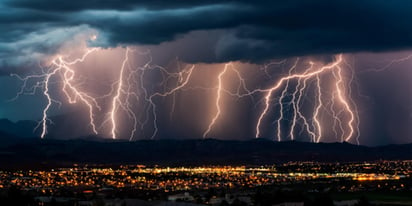 Fuertes tormentas eléctricas causaron daños en Wisconsin, dejaron a decenas de miles de personas sin electricidad y provocaron advertencias de tornado. (ESPECIAL) 
