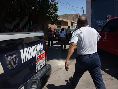 Los paramédicos revisaron al hombre, identificado como Chilo, de 50 años de edad, pero ya presentaba acrocianosis (color azul violáceo en manos y pies), toda vez que ya tenía horas de haber muerto.
(EL SIGLO DE TORREÓN)