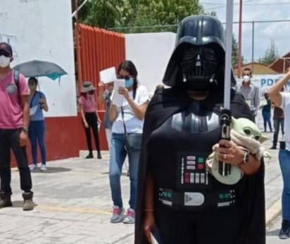 Personificada como 'Darth Vader' y acompañada por un muñeco de 'Baby Yoda', una poblana acudió a la jornada de vacunación contra el Covid de la población de entre 30 a 39 años.