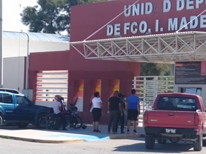 Personas que no se enteraron de la cancelación de la campaña de COVID-19 ayer acudían a la Deportiva de Madero. (EL SIGLO DE TORREÓN) 