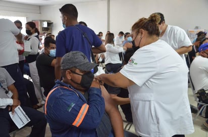 La aplicación de la vacuna fue del laboratorio Sinovac y se realizó en las instalaciones del Sindicato Único de Trabajadores al Servicio del Sistema Intermunicipal de Aguas y Saneamiento.